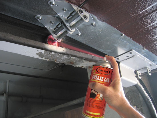 Garage door penetrating red lithium grease aerosol